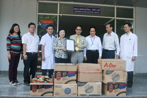 Hỗ trợ bệnh nhân nghèo bị bệnh ung thư đang chữa trị tại Bệnh viện Ung bướu Đà Nẵng và trẻ em mồ côi không nơi nương tựa, trẻ em khuyết tật tại Làng Hy vọng số tiền 30 triệu đồng