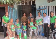 Tặng 300 kg gạo cho phụ nữ và trẻ em nghèo trong mùa dịch Covid-19