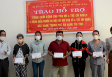 Trao kinh phí khám chữa bệnh cho Phụ nữ và Trẻ em nghèo quận Liên Chiểu